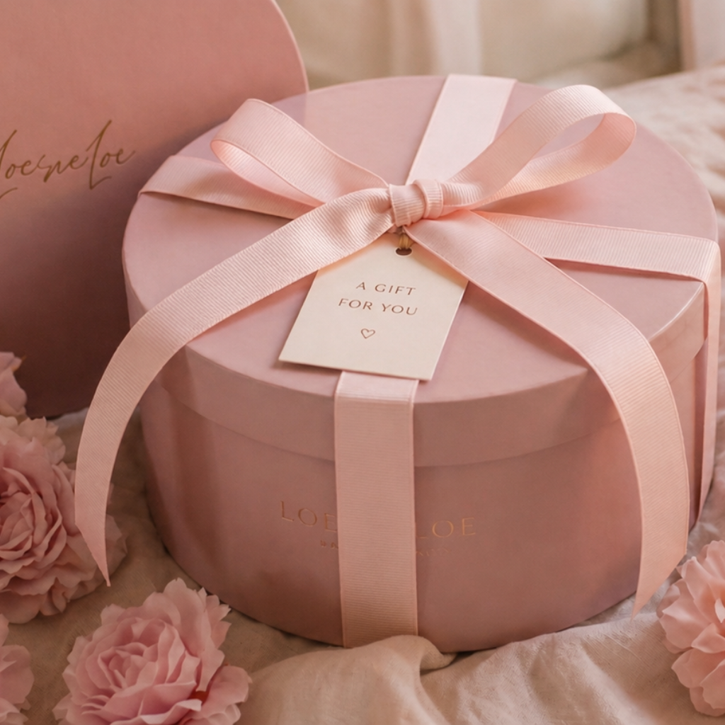 Discover thoughtful gifts and curated gift boxes by Loesieloe, designed to bring warmth, softness and meaning to every special moment.