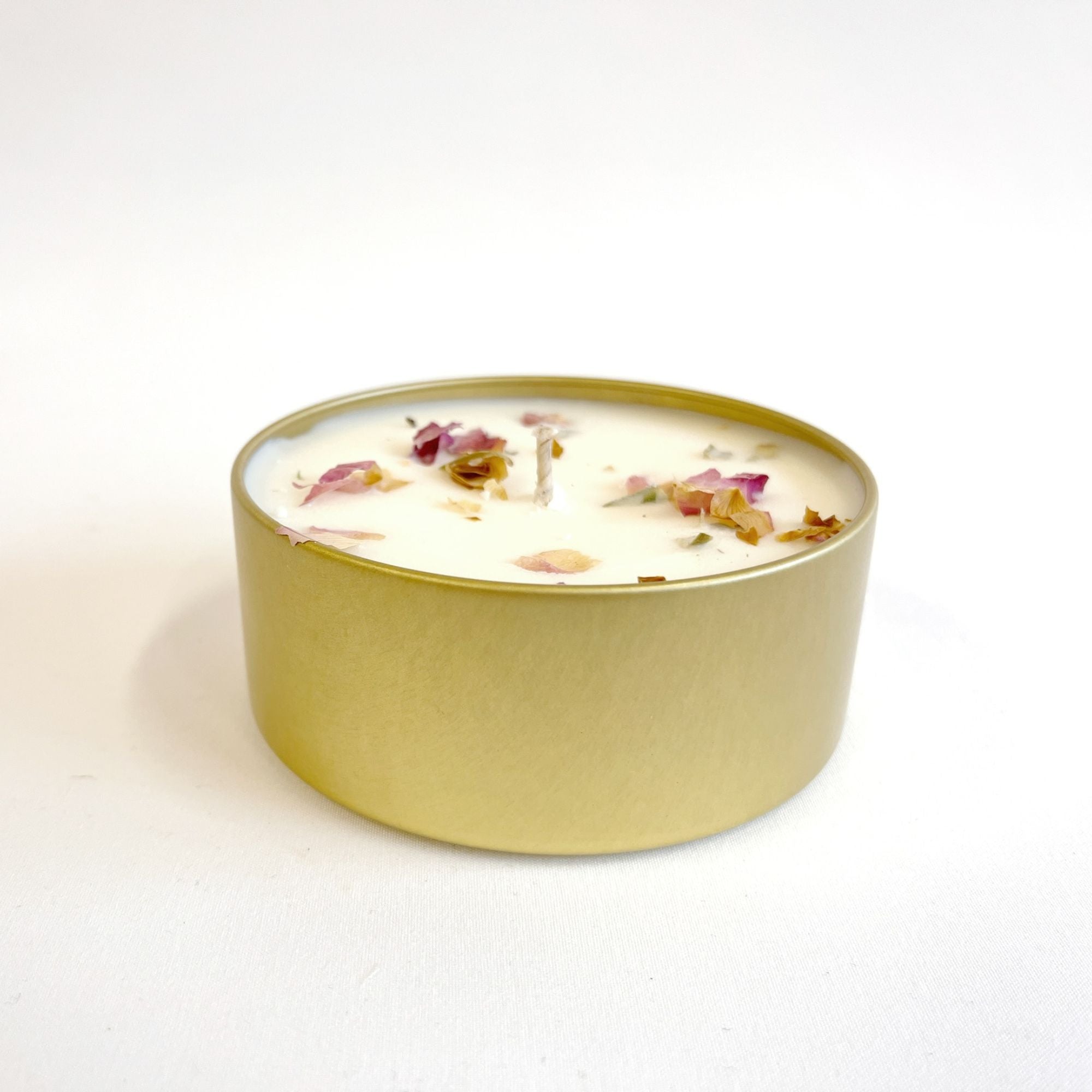 La Vie en Rose Golden Floral Candle made from natural soy wax in a golden candle tin with a soft pink bow and soft floral scent. La Vie en Rose Golden Floral Candle van natuurlijke sojawas in gouden candle tin met roze strik en zachte bloemige geur.