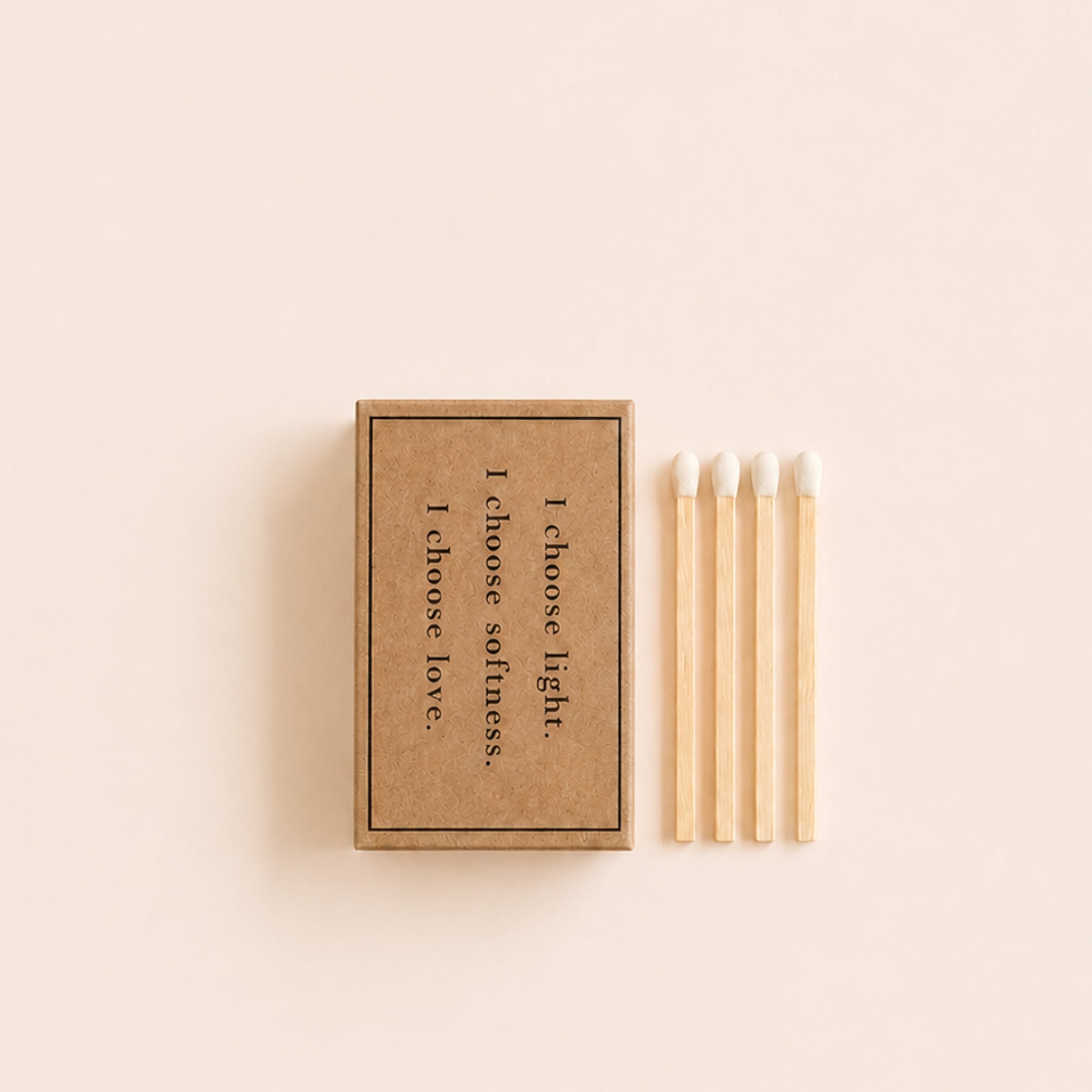 Inspirational matchbox with the text “I choose light. I choose love. I choose softness.” A meaningful detail for candles and thoughtful gifting. Loesieloe 