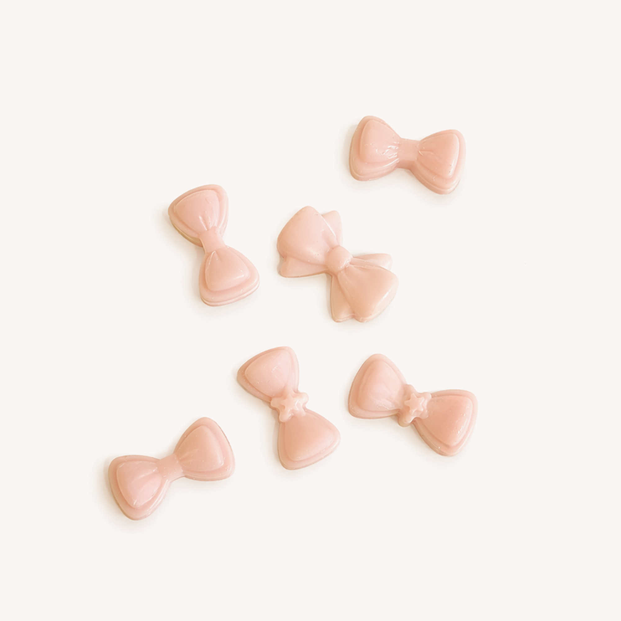Mon Cheri pink bow wax melts with cherry, rose and vanilla, packed in a round kraft box with label sticker, ribbon and gypsophila.