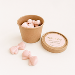 Mon Cheri wax melts in roze strikjes met kers, roos en vanille, verpakt in een rond kraftdoosje met labelsticker, lintje en gipskruid
