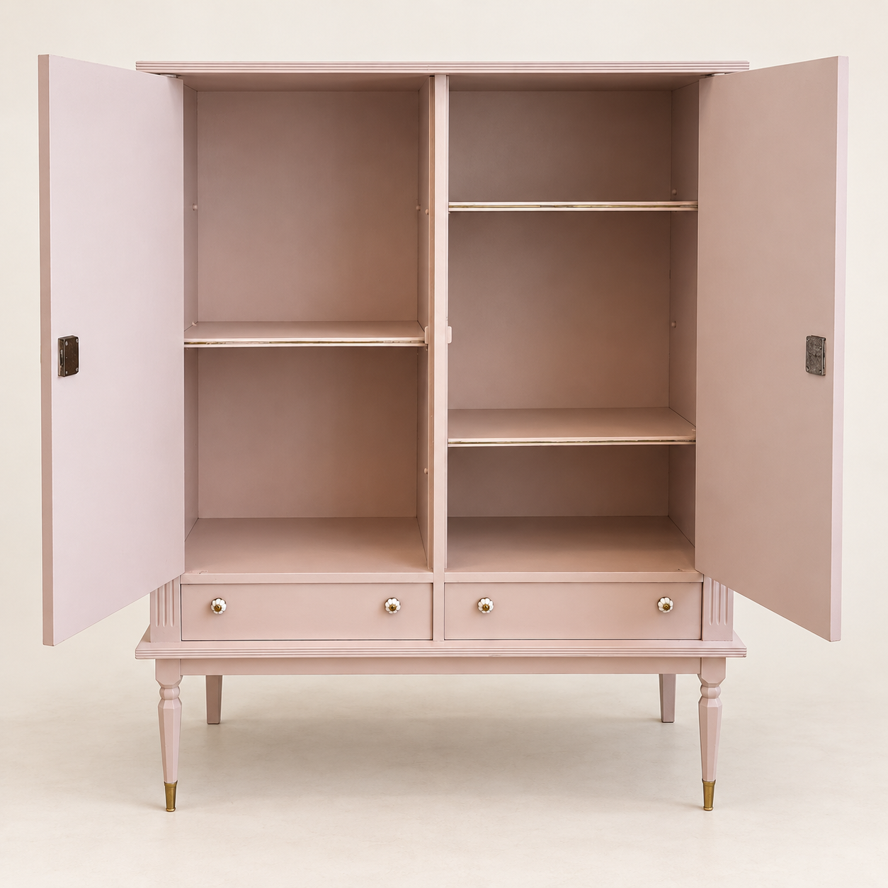 Interior of the soft pink Antoinette vintage wardrobe with open doors, five storage compartments arranged in two columns and two drawers below.  Binnenzijde van de zachtroze meidenkast Antoinette met geopende deuren, vijf opbergvakken verdeeld over twee kolommen en twee laden onderin. Meidenkast Opbergkast  kast met vakken Loesieloe Collections