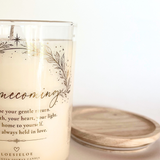 Homecoming scented candle in a glass jar with wooden lid and a warm fragrance of vanilla and cinnamon.
